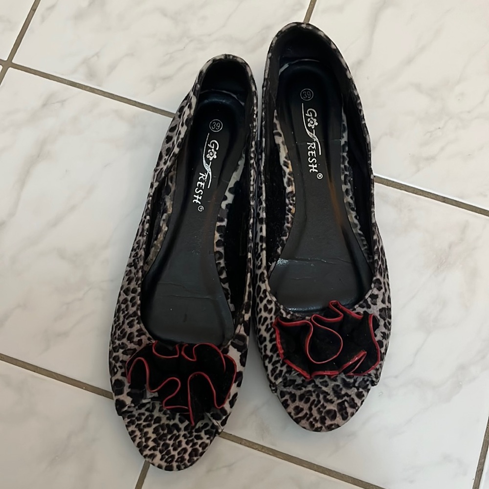 Ladies flat shoes